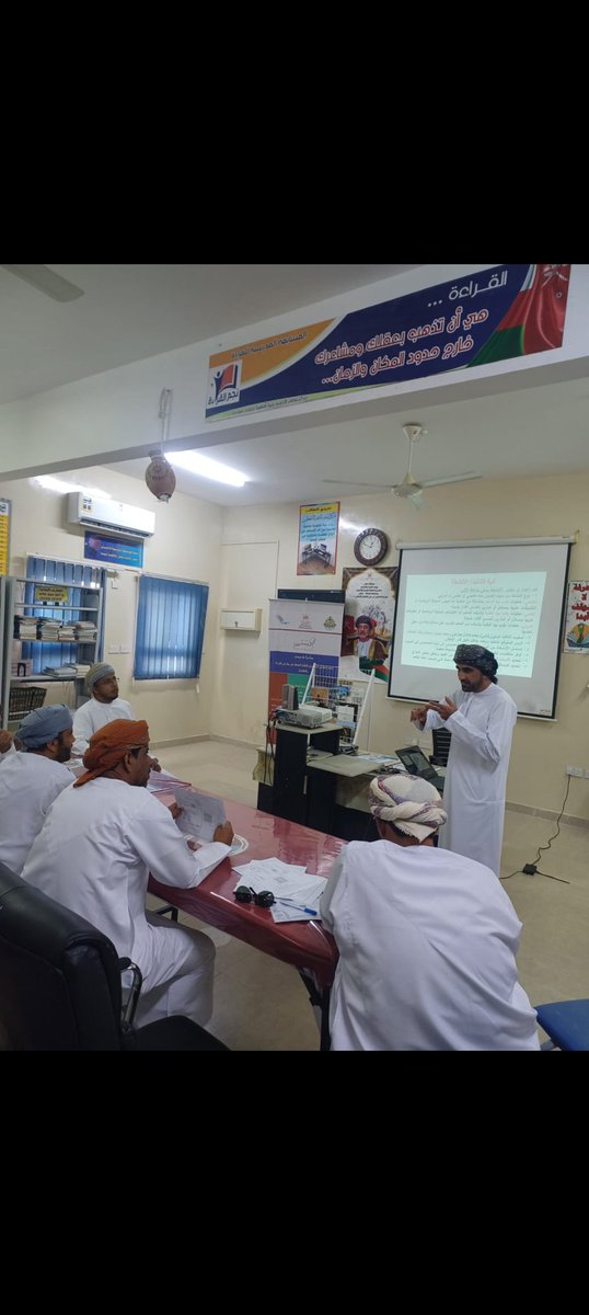 قدَّم الأستاذان /بدر المرزوقي، و حسن العجمي مشغلين ، الأول بعنوان: استعراض مستجدات الخطة التوجيهية ، و الثاني بعنوان: خطوات تحضير درس نموذجي في الرياضيات