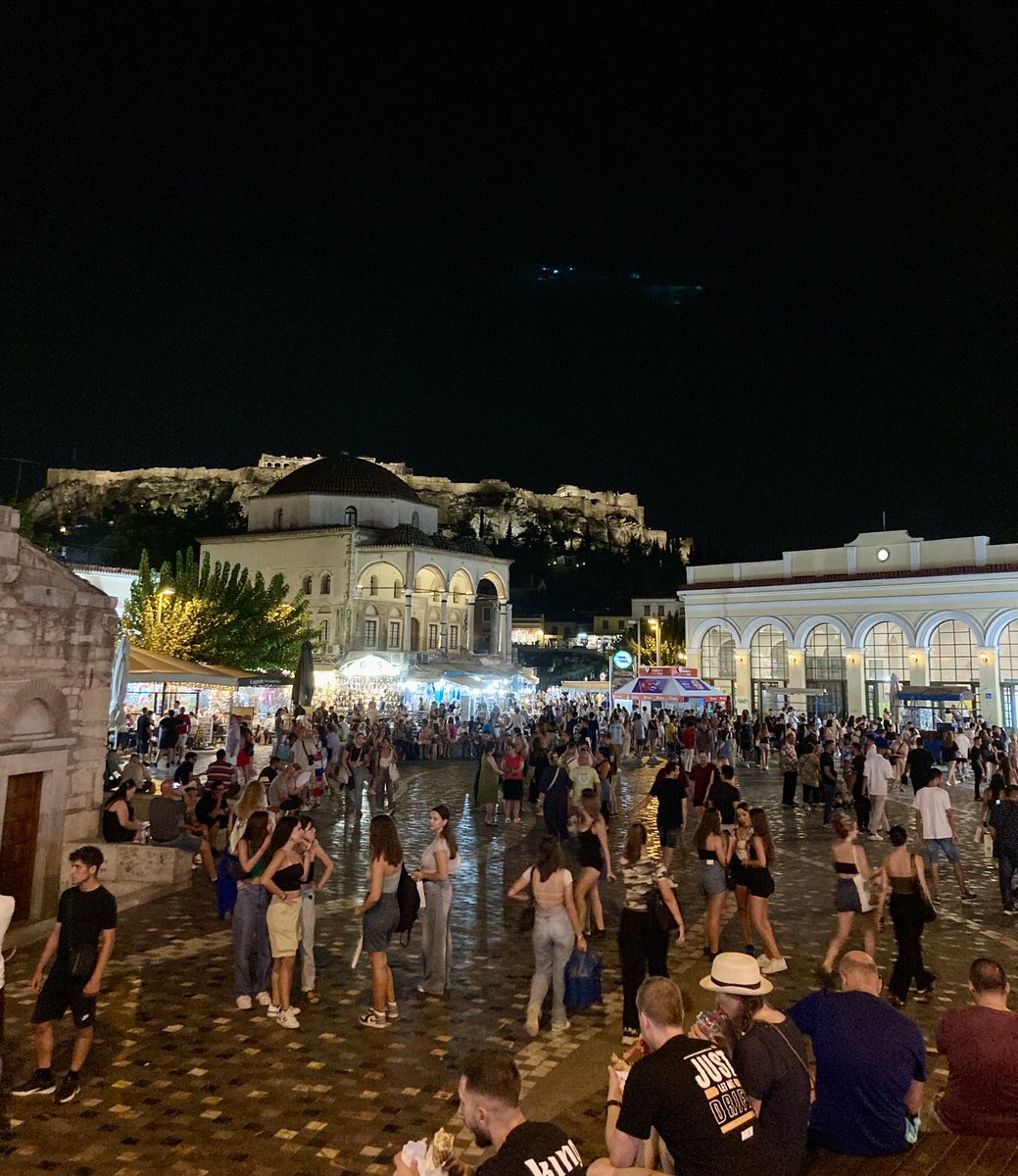 Saavuin Ateenaan. Upea lämmin ilta, kaupunki täynnä ihmisiä. Ai että.