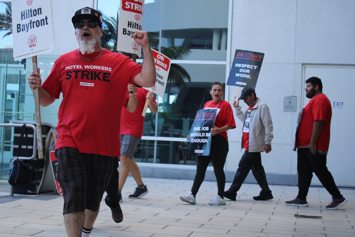 UNITEHERE30's tweet image. Feeling the pressure @HiltonBayfront? 😎

This is how Local 30 workers have been feeling for years! Frustrated and tired. Now we’re on strike to win what we deserve. 

Donate to the Hilton Bayfront workers on STRIKE. Click on the link in the comments below. ⤵️