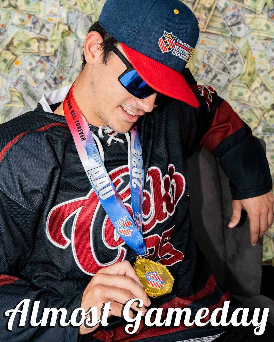 CockHockey's tweet image. Gameday is back 🤝

We take on @tarheelhockey for our first game of the season tomorrow at 10:30 PM at the Orange County SportsPlex. 

#OwnTheState