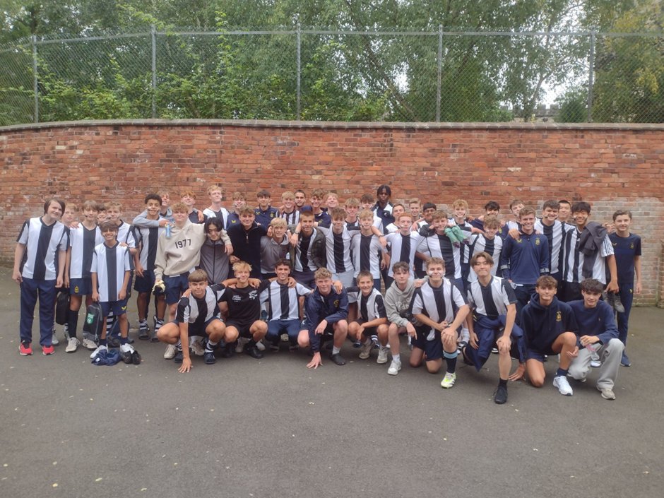 ReptonLife's tweet image. The 1st major House competition of the year took place this evening as the whole School came together for Tug of War &amp;amp; a BBQ. A fantastic atmosphere with many of the pupils pulling on their House shirts for the first time. Huge thanks to all the staff who made the event possible!