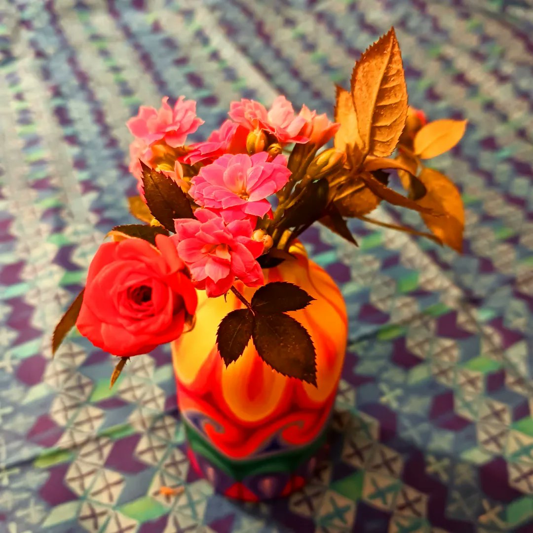 redpaint17's tweet image. I painted a little bud vase 😁 #teenytiny #happywiththat 😁🎨