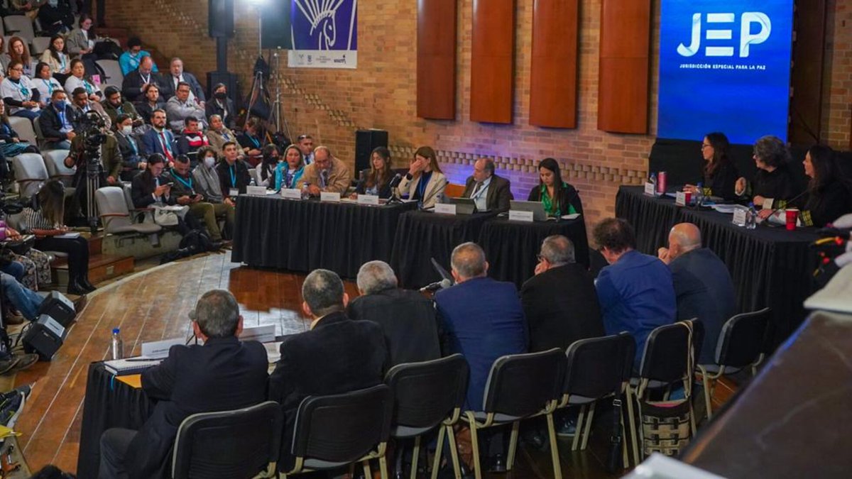 PrensaLatina_cu's tweet photo. La Sala de Reconocimiento de la Jurisdicción Especial para la Paz imputó crímenes de guerra y de lesa humanidad a siete antiguos integrantes de las Fuerzas Armadas Revolucionarias de #Colombia 🇨🇴- Ejército del Pueblo #FARC_EP
Más en #PrensaLatina
🔗https://t.co/d6YvB2nldb https://t.co/wx8UdFZ5KE