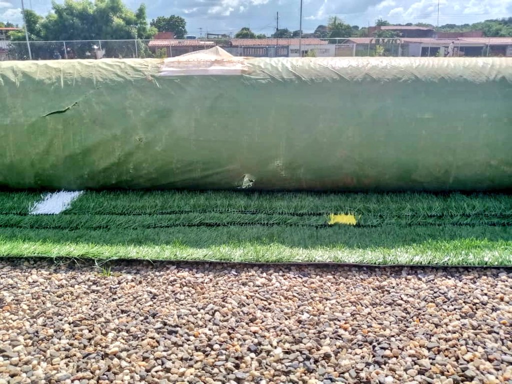 Alc_PazCastillo's tweet photo. ¡Llegó la grama! La primera cancha de fútbol ⚽ con grama artificial avanza en su máximo esplendor para el Alto de Soapire. Espacio para la vida y la recreación @NicolasMaduro @HectoRodriguez @LeninSosa11 @cardilloromero https://t.co/8j3xCQWSbX