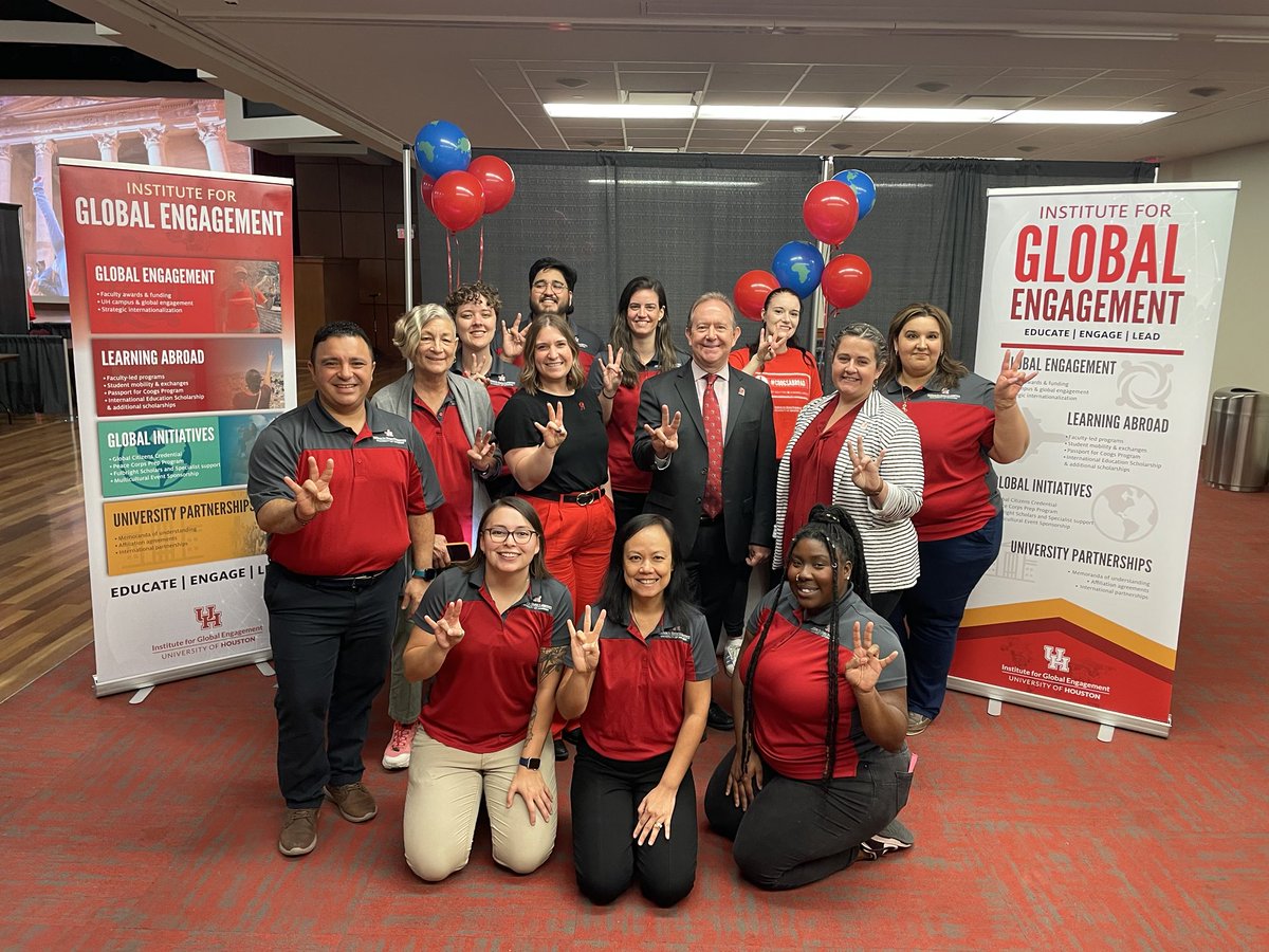 UHGlobal1's tweet image. Our amazing team ready for our fall learning abroad fair! Go #globalcoogs!