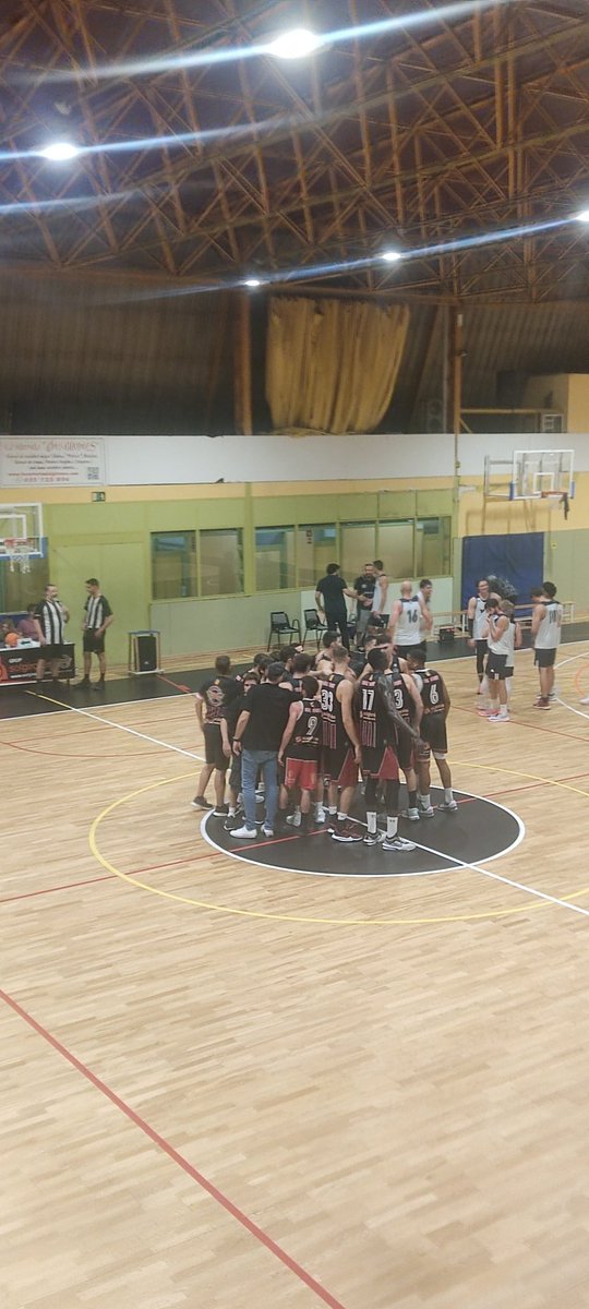 bisbalbasquet's tweet photo. Final del 2n Test de Pretemporada

@bisbalbasquet 67
#TOACBasket 70

Els francesos amb més ritme físic trenquen el partit a 3r Quart i els bisbalencs intenten la remuntada tirant per empatar a últim segon.

Gran entrada al Pavelló Vell! https://t.co/Ku2OU31imH
