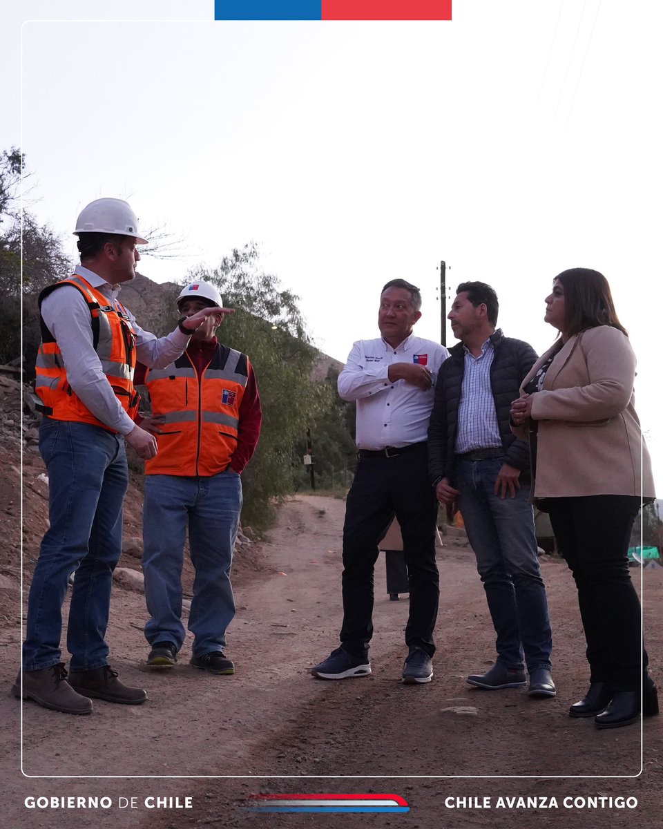 MOP_Atacama's tweet photo. 📍 #Conay
👷♀️☝🏻 Hasta la comuna de #AltoDelCarmen llegó el Seremi @guaita_mauricio en compañía del @DPRAtacama Rodrigo Illanes y la @DPPHuasco, Karina Zárate para inspeccionar los trabajos que se encuentra realizando nuestra Dirección Regional de #Vialidad en la Ruta C-495. https://t.co/iDqQL8wE0t