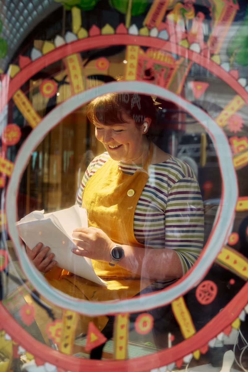 Katie Chappell 🌿 (@katiedraws) on Twitter photo Painted a wee window at Waterstones Piccadilly for <a href="/DalrympleWill/">William Dalrymple</a>’s new book, ‘The Golden Road’. Here’s a teeny tiny sneak peek
🥳 Happy publishing day!!
📷 Martine Spencer
#windowpainting #liveillustration #windowmural Painted a wee window at Waterstones Piccadilly for <a href="/DalrympleWill/">William Dalrymple</a>’s new book, ‘The Golden Road’. Here’s a teeny tiny sneak peek
🥳 Happy publishing day!!
📷 Martine Spencer
#windowpainting #liveillustration #windowmural
