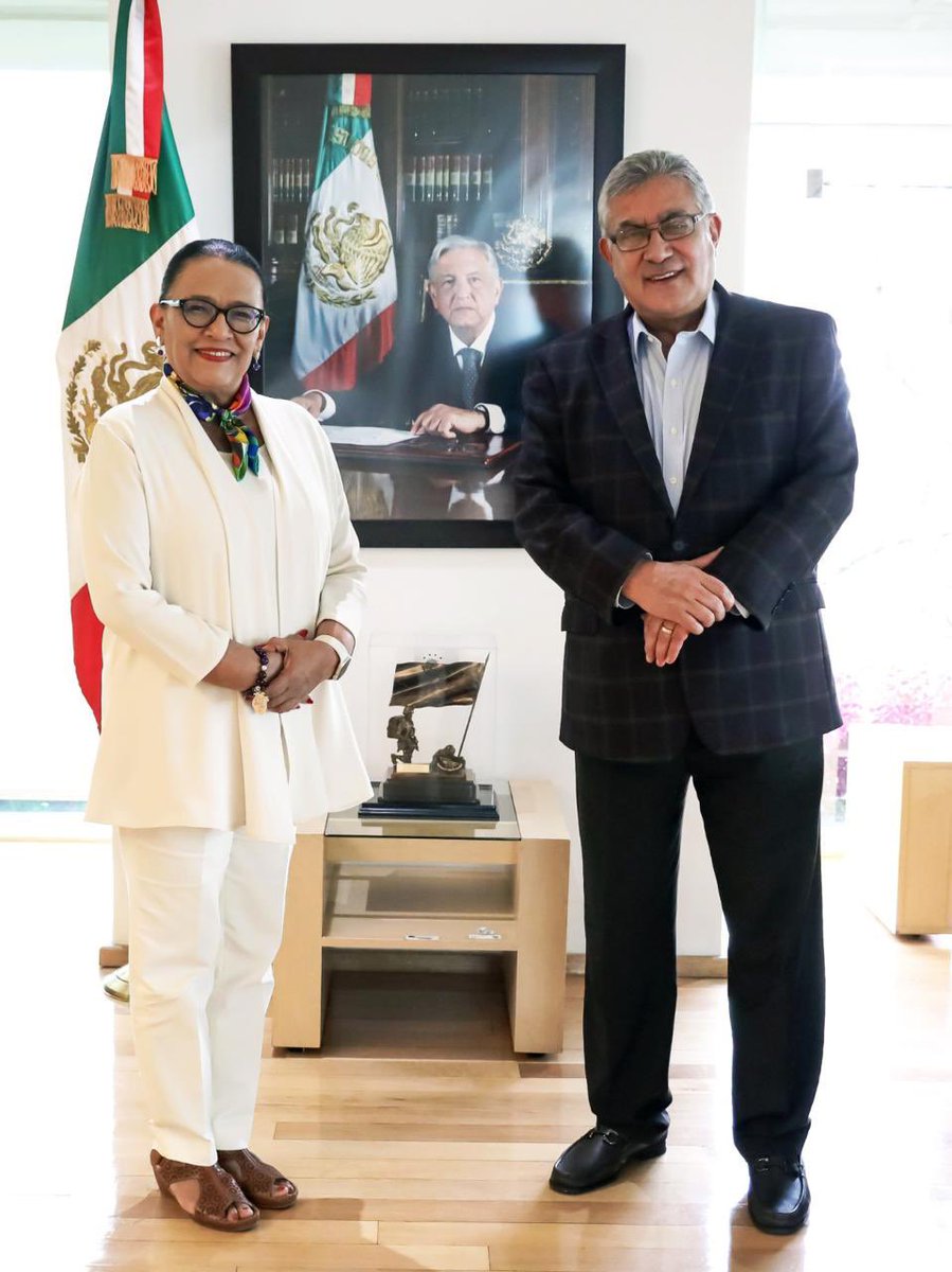 comseccion3snte's tweet photo. #Comunicación 🌐📷 #Sección3SNTE #BCS
El Srio. Gral. del #SNTE, Mtro. Alfonso Cepeda Salas, envía una cordial felicitación a @rosaicela_, titular de la @SSPCMexico, con motivo de su cumpleaños y le desea lo mejor en este nuevo año de vida. ¡Muchas felicidades! https://t.co/sGQOSwNGFR