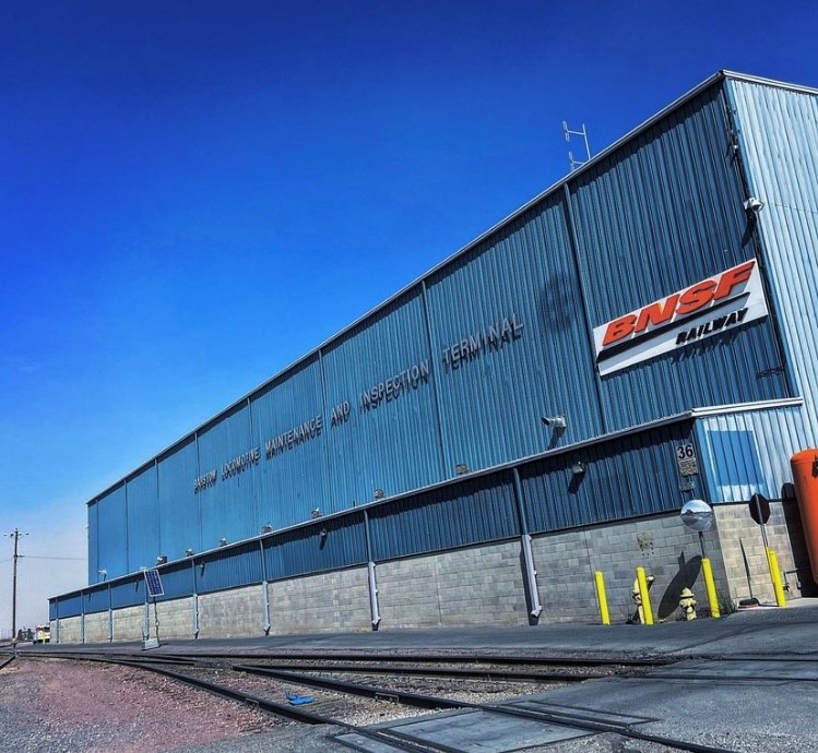 BNSFRailway's tweet image. For more than 140 years, Barstow, California, has been a thriving rail hub and diesel shop, keeping locomotives moving! Curious to know what goes on inside a diesel shop? ⛽ 

Check out our latest Rail Talk: bit.ly/3XwL28N

#Barstow #freight #logisitics