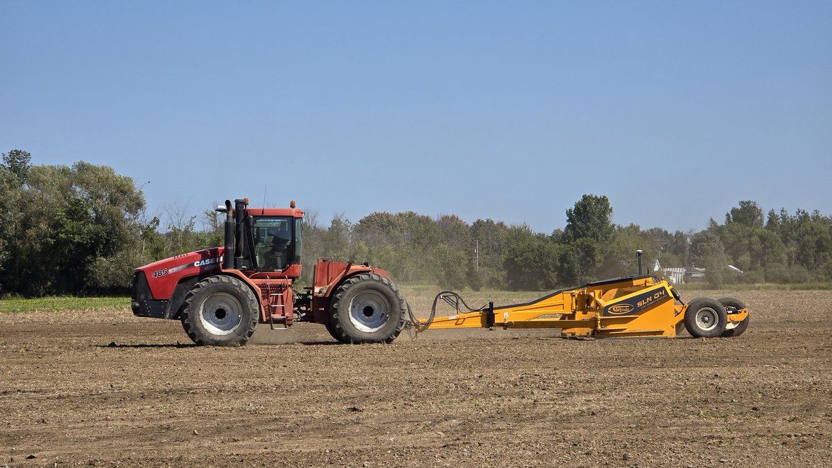 farmerschneck's tweet photo. Who needs an autonomous tractor.   @gpsontario is doing a great job keeping the blade moving.   Lol   Thanks for the service call.  Finally the intermittent issue did the thing while you were watching!   #ontag #landforming https://t.co/DItsOaa0Hz