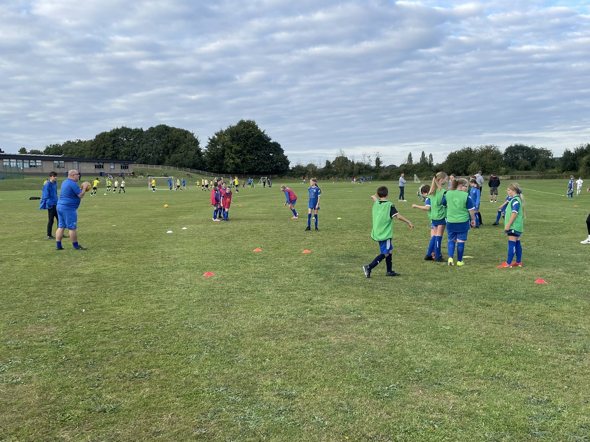 CheneyFC's tweet image. Great final week of preparation for our teams before the season opener this weekend with 10 of our 16 teams all training at Chenderit School on Wednesday night with 150 boys and girls, 23 coaches in attendance and lots of supportive parents.
⚽️🙌
