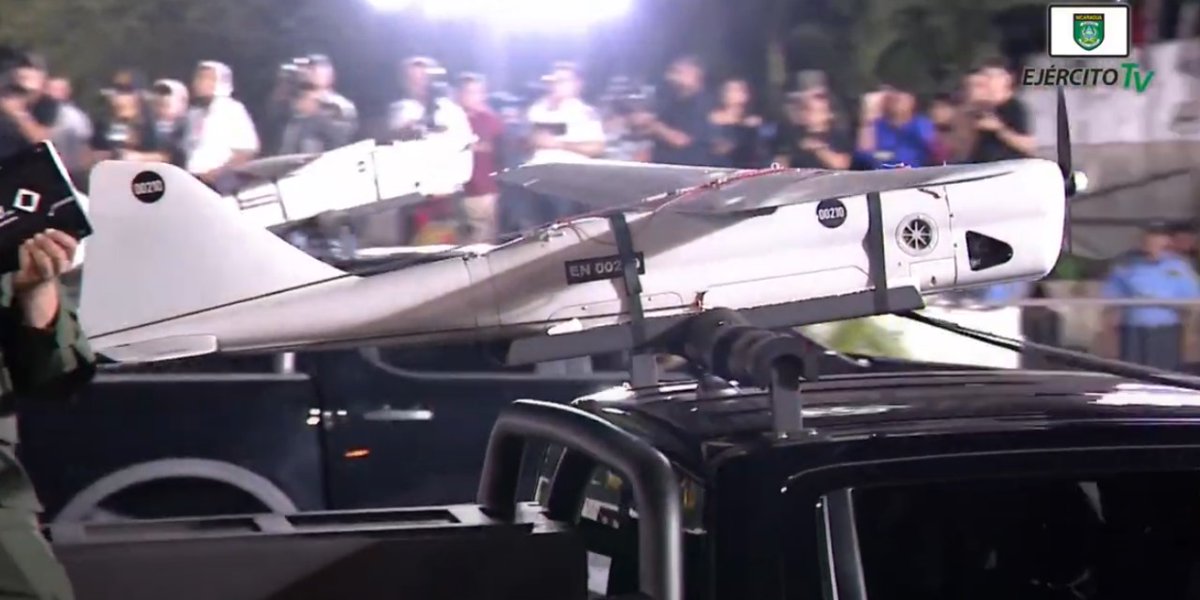 AnotherOneCR's tweet image. 🧵/Ayer se llevo acabo el desfile militar por el 45 aniversario del ejercito de Nicaragua. Lo que me llamo la atención fue la presentación de los drones Orlan-10 del batallón de exploración Reinero Tijerino. Más llamativo aun, una unidad con varias &quot;antenas&quot;