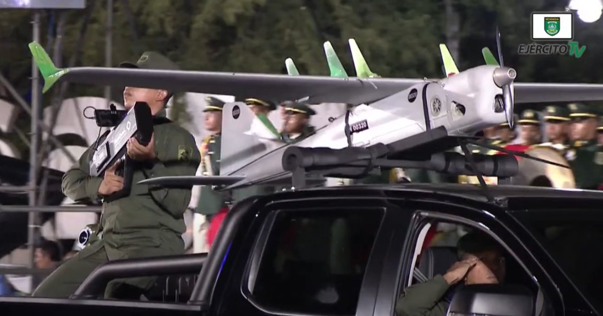 AnotherOneCR's tweet image. 🧵/Ayer se llevo acabo el desfile militar por el 45 aniversario del ejercito de Nicaragua. Lo que me llamo la atención fue la presentación de los drones Orlan-10 del batallón de exploración Reinero Tijerino. Más llamativo aun, una unidad con varias &quot;antenas&quot;