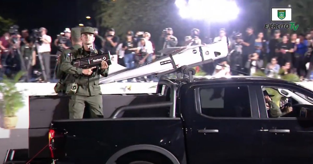 AnotherOneCR's tweet image. 🧵/Ayer se llevo acabo el desfile militar por el 45 aniversario del ejercito de Nicaragua. Lo que me llamo la atención fue la presentación de los drones Orlan-10 del batallón de exploración Reinero Tijerino. Más llamativo aun, una unidad con varias &quot;antenas&quot;