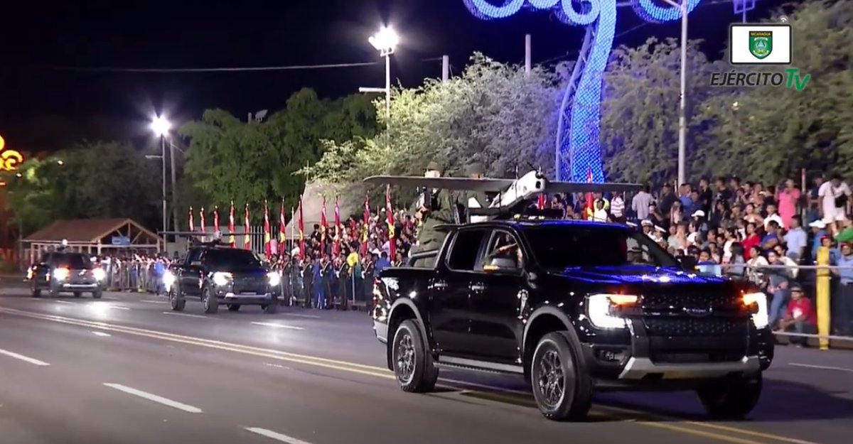 AnotherOneCR's tweet image. 🧵/Ayer se llevo acabo el desfile militar por el 45 aniversario del ejercito de Nicaragua. Lo que me llamo la atención fue la presentación de los drones Orlan-10 del batallón de exploración Reinero Tijerino. Más llamativo aun, una unidad con varias &quot;antenas&quot;