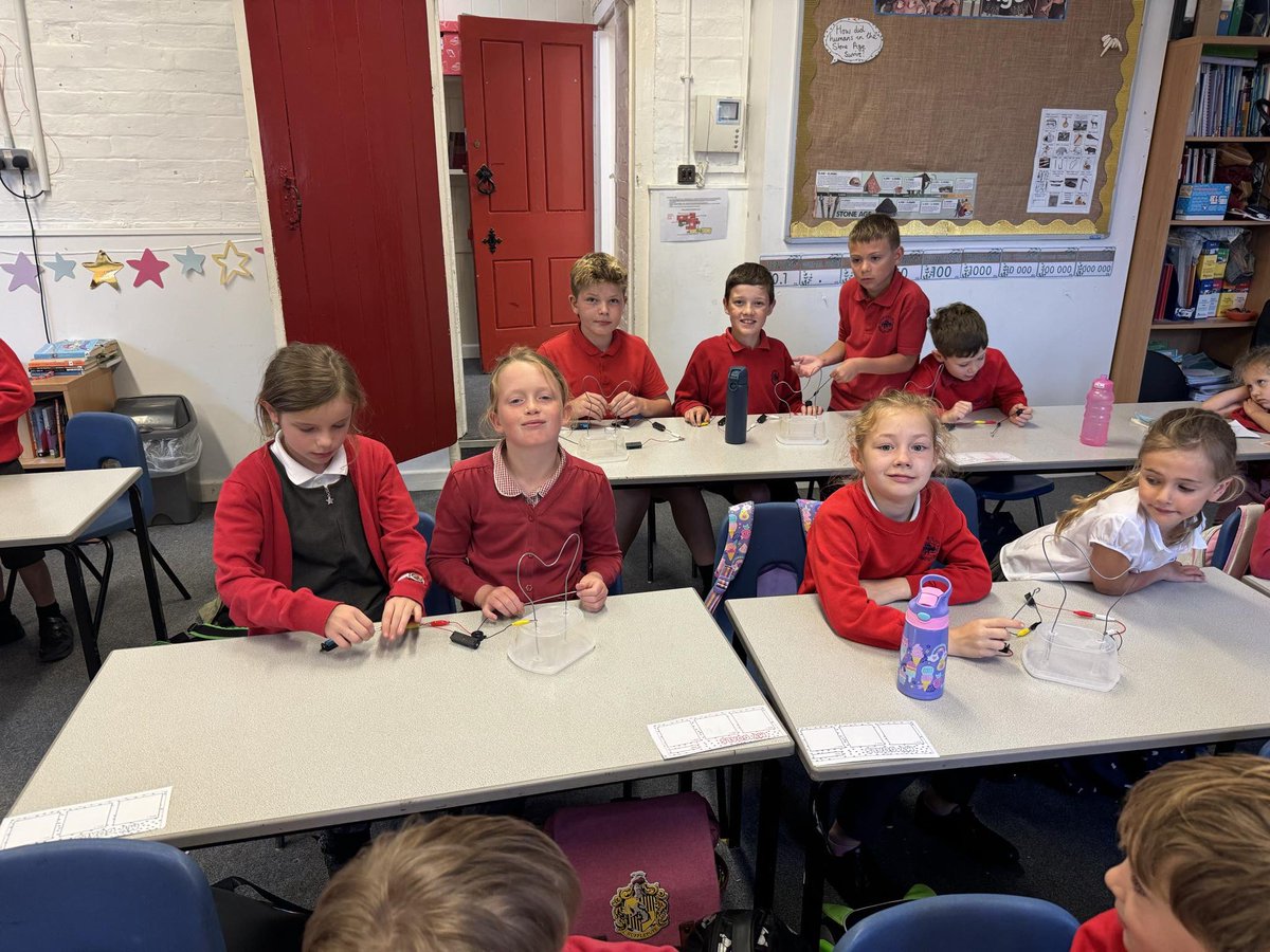 SuperScientist2's tweet image. Making buzzer games at Hallaton C of E Primary today! So much fun 🤗 #makingsciencefun