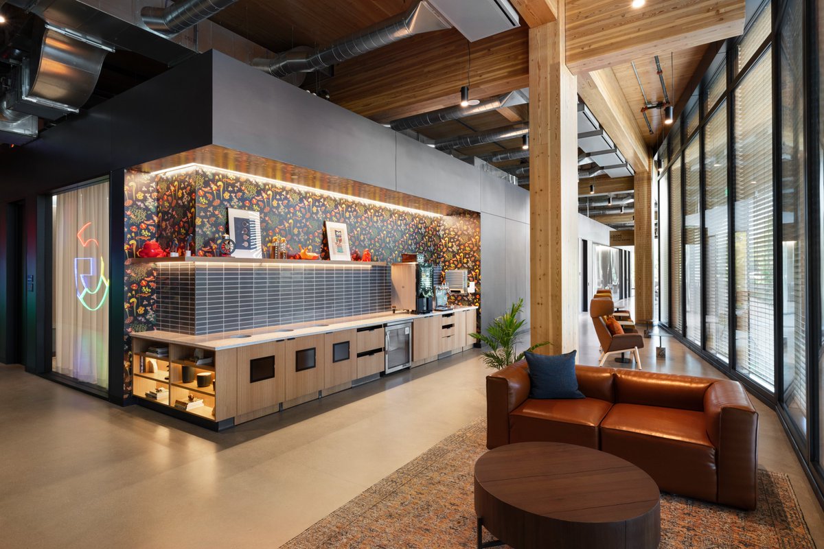 missionbellinc's tweet image. Tucking a bright and inviting break area into this relatively small corner is an ingenious way to maximize the space.
#architecturalmillwork #corporatebreakarea #maximizingspace