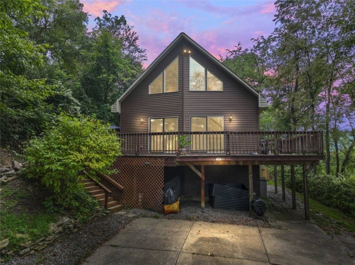 hommati227's tweet photo. 🏡👉 Nestled up among the woods sits this refreshingly one of a kind home w/ soaring ceilings, handsome natural wood, &amp; gorgeous views of nature!📍788 Schiller St, Baden, PA 15005
View at: https://t.co/MgcxK7BdEy

Listed by: Angie &amp; Kevin Popa
📸 by: @Hommati227

#newlisting... https://t.co/0rnVJtr3Na