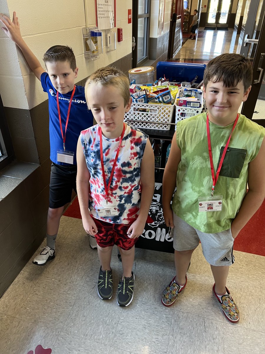 ⁦<a href="/CESTigerPride/">Circleville ES</a>⁩ Tiger Trolley is back to selling treats to staff! Our students are practicing their Communication skills. #PortraitofCVTiger