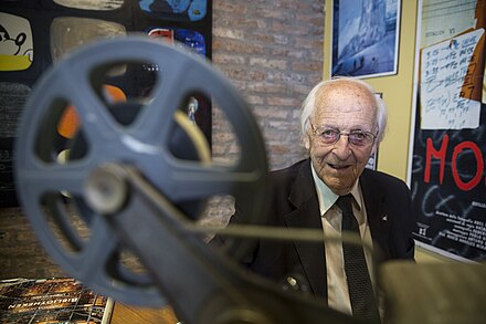 dmbatlle's tweet image. A los 98 años murió MANUEL ANTÍN, una de las figuras más importantes del cine argentino por su filmografía (Don Segundo Sombra, Circe, La cifra impar, Los venerables todos), por su gestión en el INC (hoy INCAA) para terminar con la censura, y por haber fundado la FUC. Q.E.P.D. 💔