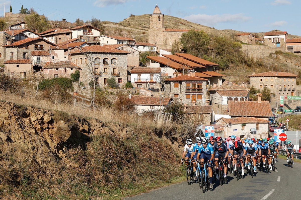 lariojaturismo's tweet photo. . #LaVuelta24 pasa por La Rioja y muestra nuestro espectacular territorio. 🚴‍♂️

🌄 Un destino ideal para los amantes del turismo activo con paisajes de película para recorrer en bicicleta ❤️🤍💚💛 

¡Ven y pedalea entre viñedos y montañas! 
#LaRiojaTurismo #LaRiojaconlaVuelta https://t.co/IFv7EE1YCK