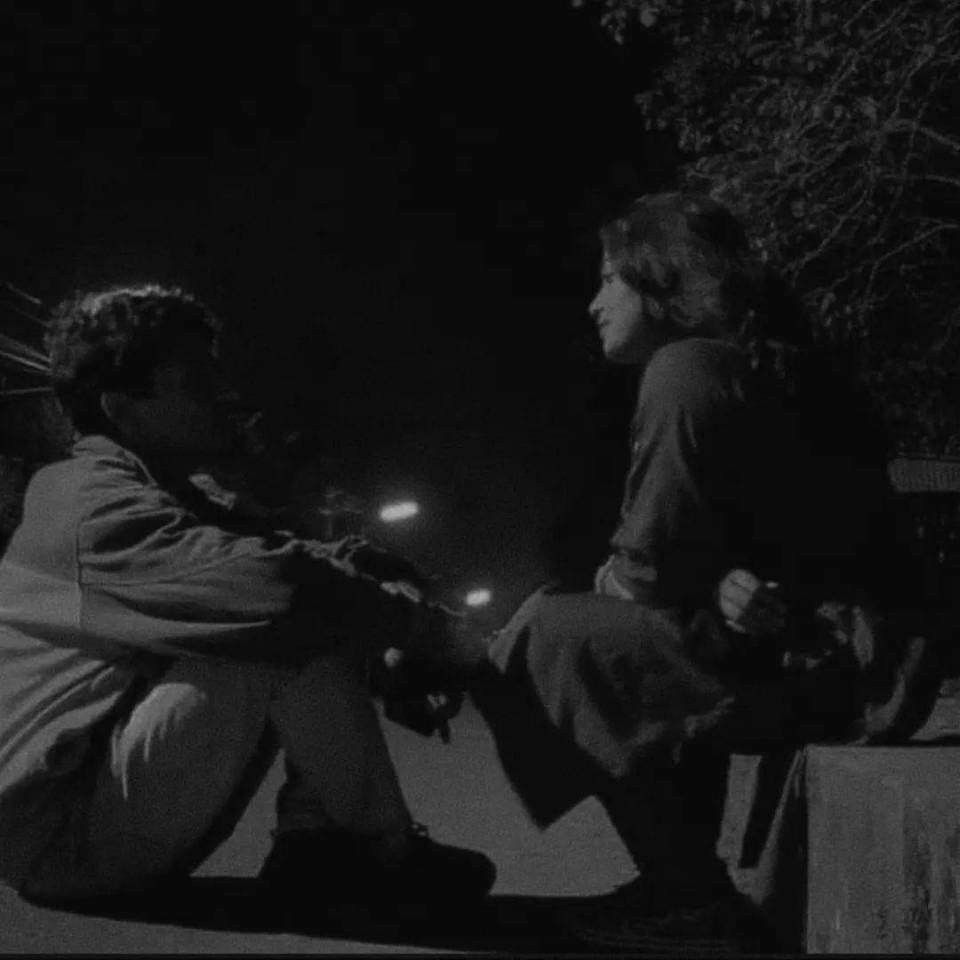 ولكنك لا تفهم معني ان يختارك احدهم وهو يقاوم خوفه من تكرار الخيبات.