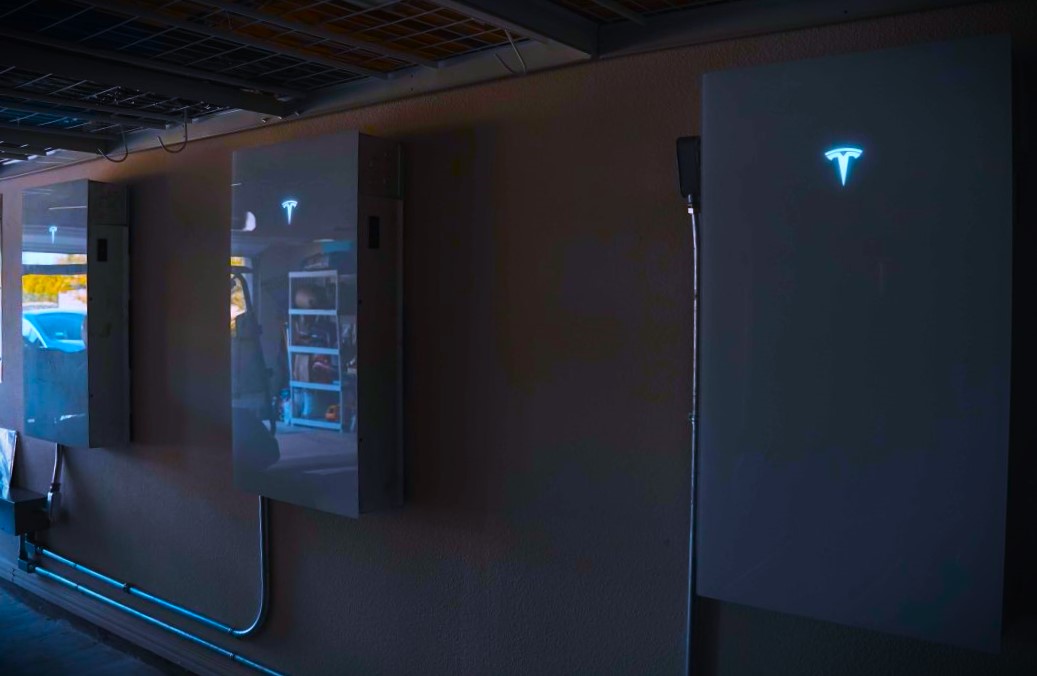 KPost Company's latest install of three @TeslaEnergy Powerwall 3s with a 17.355 kW solar panel system. This setup provides the homeowners with an impressive 18.4 hours of energy backup daily.

x.com/SERobinsonJr/s…