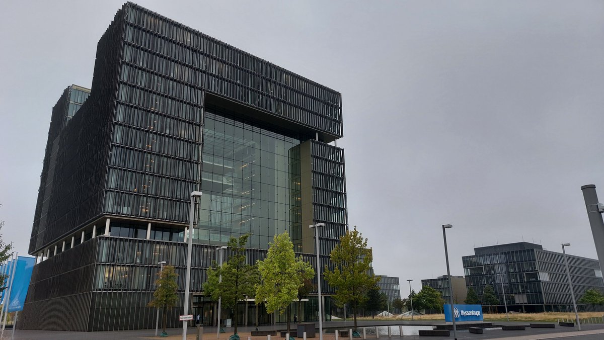 Industrietransformation durch #Deindustrialisierung ist der falsche Weg, stellte AL #Kluttig vom @BMWK zu Beginn der Konferenz: Wissenschaft trifft Wirtschaft IV im ruhr tech kampus essen klar. #CarbonManagement, #CCU, #Biomasse, #ChemischesRecycling <a href="/Wupperinst/">Wuppertal Institut</a> <a href="/IN4climateNRW/">IN4climateNRW</a>