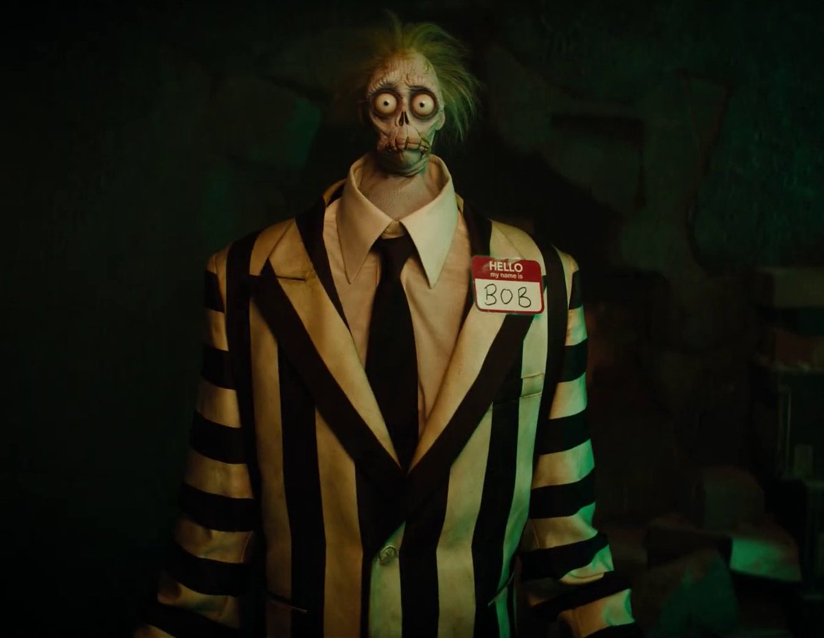 Applause du générique de #BeetlejuiceBeetlejuice à la Première par ordre de puissance sonore :

Justin Theroux < Catherine O'Hara < Willem Dafoe < Winona Ryder < Tim Burton < Monica Bellucci < Michael Keaton < Danny Elfman < Jenna Ortega < Bob The Shrinker (LA star du film)