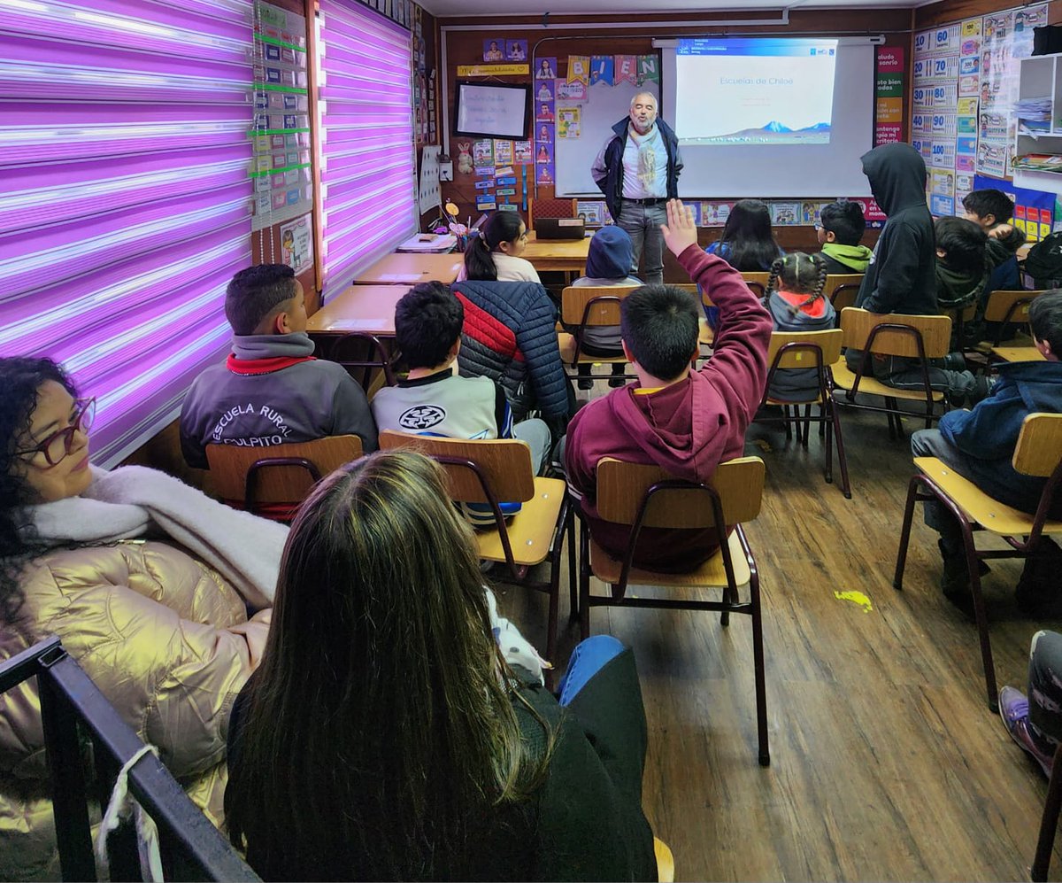 Escuelas de Chiloé invitaron a ALMA a dar charlas científicas a escolares, gracias a <a href="/PARLosLagos/">PAR Explora Los Lagos</a>  
Jorge García nuestro Science Archive Content Manager, estuvo conversando y enseñando astronomía a l<a href="/s/">『S』</a> niñ@s de Dalcahue, Teupa y Púlpito.