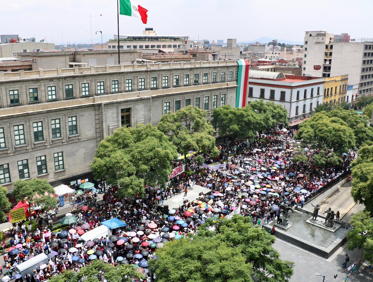 OJO: No, no es un mitin de AMLO, son más de 10 000 jóvenes reunidos para APOYAR la REFORMA JUDICIAL.

Han tomado la Suprema Corte y le han dicho a Piña que la #ReformaJuficialVa. Difundan que estás imágenes nunca saldrán en Televisión o Radio