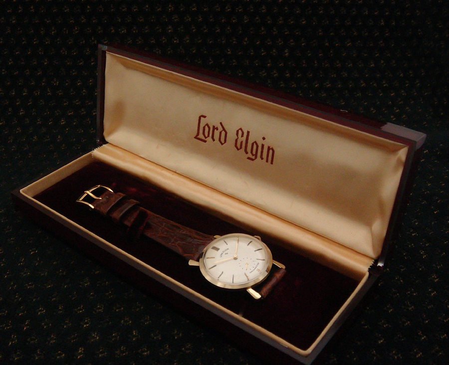 svintagewatches's tweet photo. Rare men's solid gold 23 ruby-jeweled Lord Elgin wristwatch with Minimalist case and handsome, original dial. In its original factory red Lucite case. Circa 1955.
#vintagewatches #goldwatch #elginwatch #1950swatches #menswatches #timepiece #classicwatches #WristArt #horology https://t.co/yhdCrYZUw4