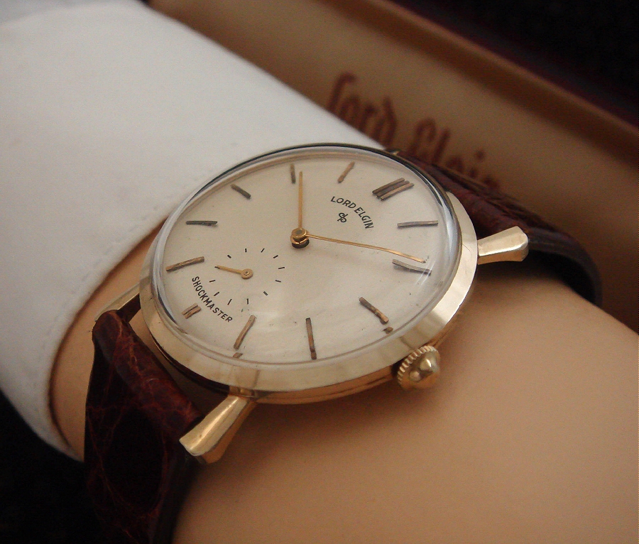 svintagewatches's tweet photo. Rare men's solid gold 23 ruby-jeweled Lord Elgin wristwatch with Minimalist case and handsome, original dial. In its original factory red Lucite case. Circa 1955.
#vintagewatches #goldwatch #elginwatch #1950swatches #menswatches #timepiece #classicwatches #WristArt #horology https://t.co/yhdCrYZUw4