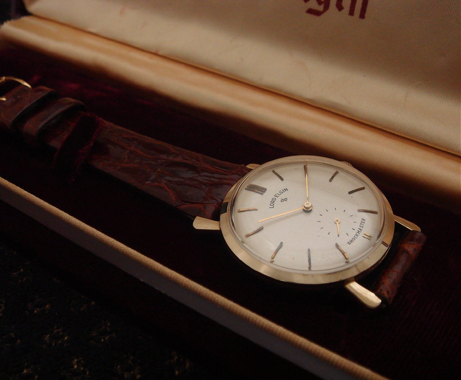 svintagewatches's tweet photo. Rare men's solid gold 23 ruby-jeweled Lord Elgin wristwatch with Minimalist case and handsome, original dial. In its original factory red Lucite case. Circa 1955.
#vintagewatches #goldwatch #elginwatch #1950swatches #menswatches #timepiece #classicwatches #WristArt #horology https://t.co/yhdCrYZUw4