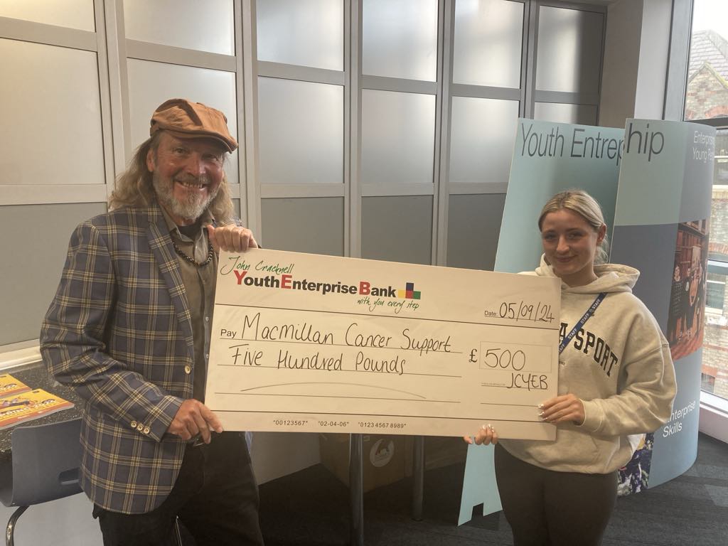 MCFCinHull's tweet image. Two members @MicroBizA Management Committee visited us today @IanCassMD the Chair to give a marketing masterclass to aspiring young entrepreneurs and @TonyRobinsonOBE who received sponsorship for running for  @macmillancancer at weekend from @JCYEB_Hull