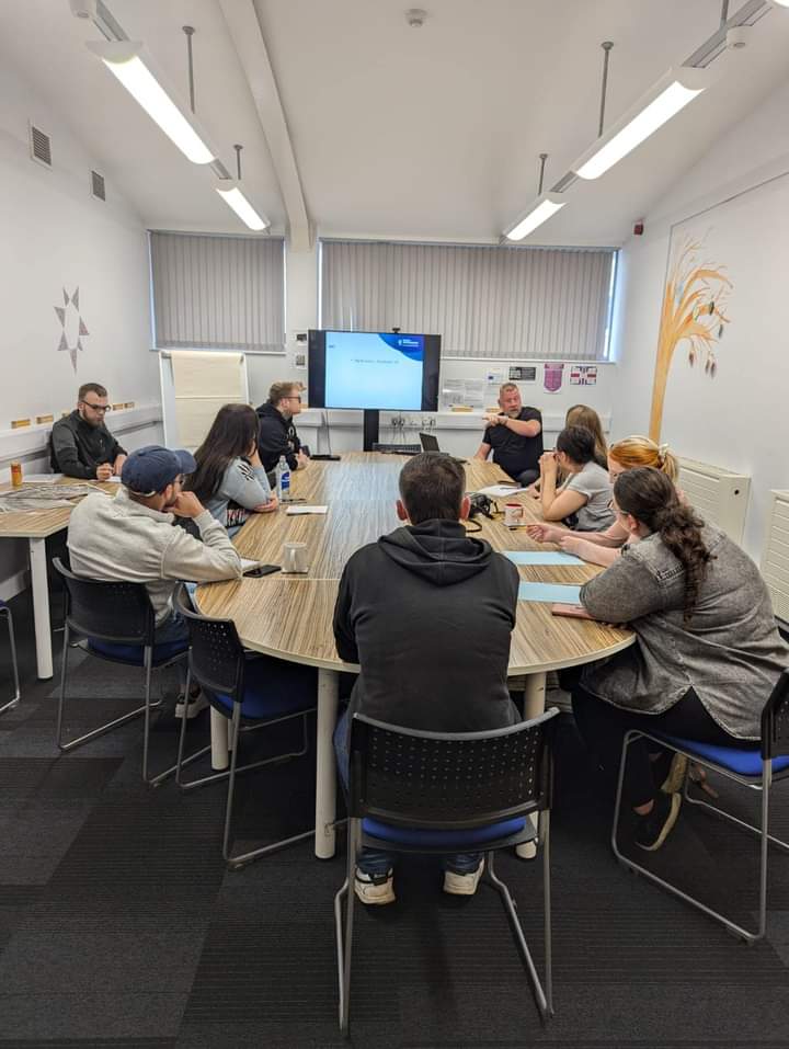 MCFCinHull's tweet image. Two members @MicroBizA Management Committee visited us today @IanCassMD the Chair to give a marketing masterclass to aspiring young entrepreneurs and @TonyRobinsonOBE who received sponsorship for running for  @macmillancancer at weekend from @JCYEB_Hull