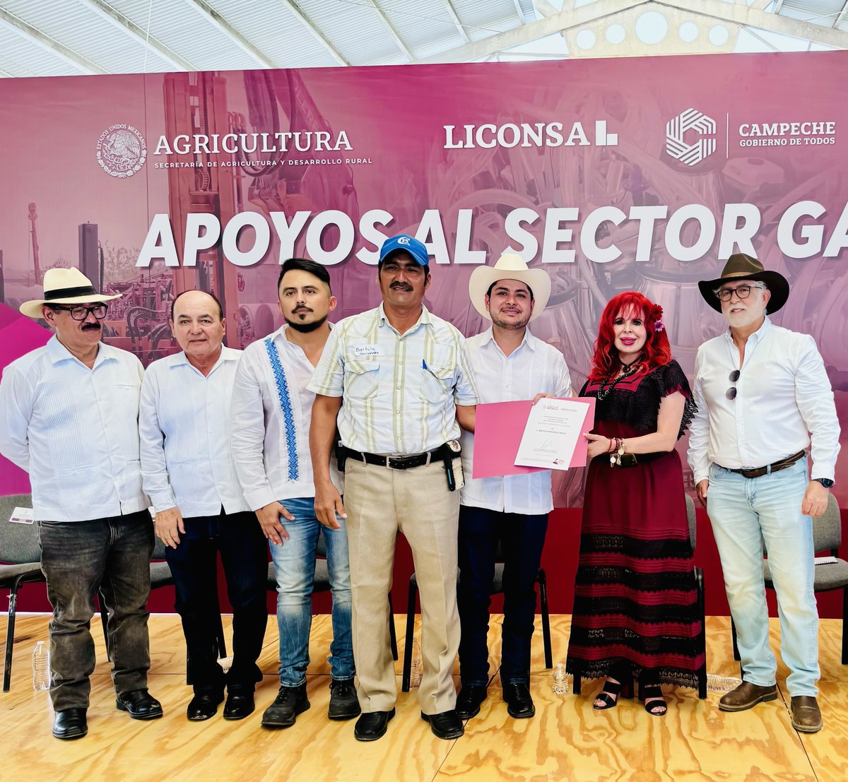 LaydaSansores's tweet photo. Para potenciar el proceso de extracción de leche, entregamos 108 equipos de ordeña a productores lecheros de Campeche, Hopelchén, Escárcega, Carmen, Candelaria, Champotón, Palizada y Calakmul, con una inversión de más de 3.1 mdp. También dimos inicio al Programa de Perforación de Pozos que considera 50 acciones con inversión de más de 4.1 mdp.

Agradecemos la solidaridad del Secretario @vmva1950 quien siempre le brindó su mano amiga a #Campeche.

Me encanta ver a mis hermanos de Escárcega con sus sombreros, su alegría, su apertura; están abiertos a crecer y a enfrentar los desafíos. Los abrazo! @sdacampeche @Agricultura_mex @RamonGOchoaP
