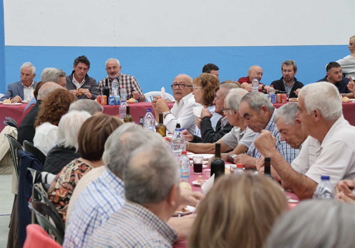 JavierAriasFouz's tweet photo. Na celebración da Festa do Avó do #Corgo, unha fantástica iniciativa municipal coa que mais de 400 maiores puideron disfrutar dunha xornada de celebración e confraternidade

Debémoslles moito á xente maior e por iso desde as administración públicas temos que amosarlles o noso cariño e as mellores atencións nesta etapa da súa vida

E na @Xunta somos conscientes diso e traballamos día a día implementando políticas, prestacións e servizos para que teñan a mellor calidade de vida posible