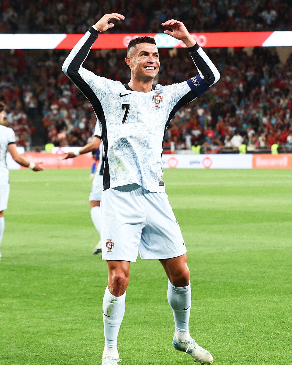 ✨🇵🇹 Cristiano: “900 goals seems like any other milestone, but only I know how hard it is to work every day to score your 900th goal”.

“It's a unique milestone in my career”.

“I don’t break records… they haunt me!”.
