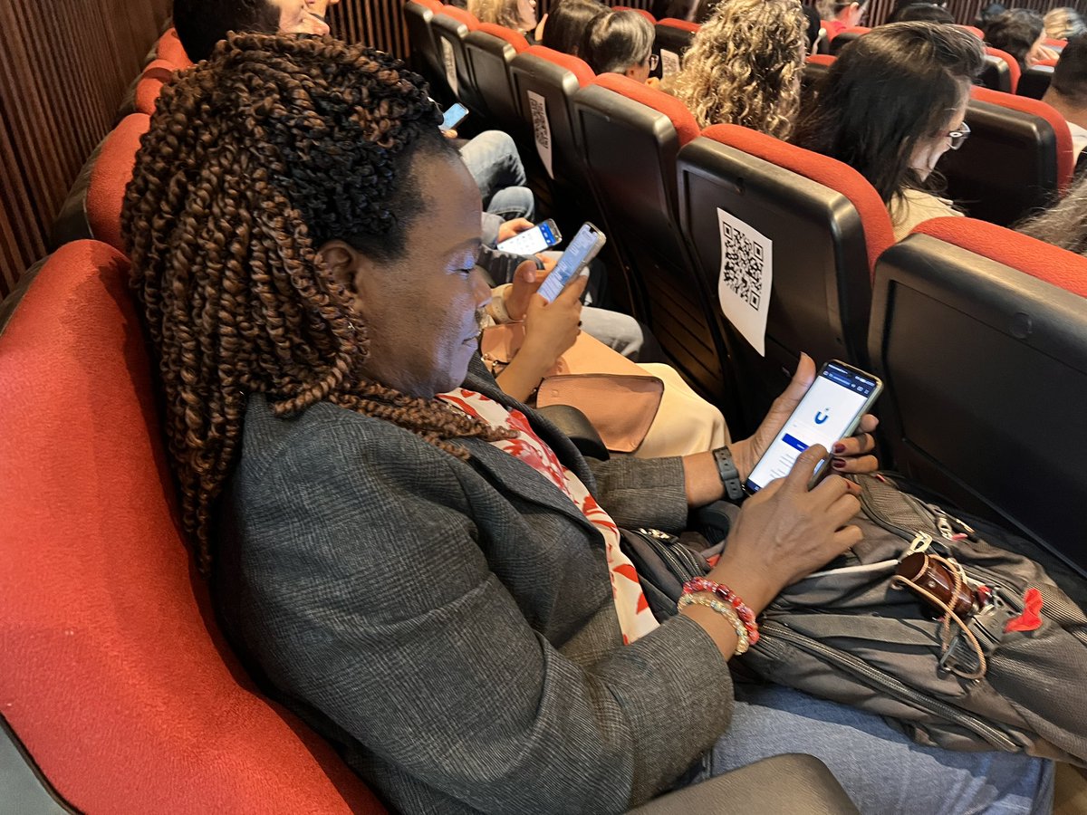 El director de Educación Educativa, Jorge Maldonado, enfatizó que es imprescindible aprovechar los beneficios de la tecnología e I.A para potenciar el nivel de formación. Presentó la nueva página de la dependencia “Innovación Educativa”, dentro del portal ucuenca.edu.ec