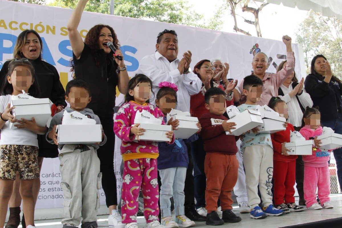 TlalpanAl's tweet photo. ¡Tus pequeños llegarán corriendo a su escuela!🏫

Hoy iniciamos la entrega de 2️⃣ mil 2️⃣0️⃣0️⃣ tenis a l@s niñ@s🧒🏽👧🏽 de #Tlalpan, como parte de la acción social "Pasos Firmes" 2024👟, en el 📍Deportivo Sánchez Taboada. https://t.co/8mk2eo6Zzl