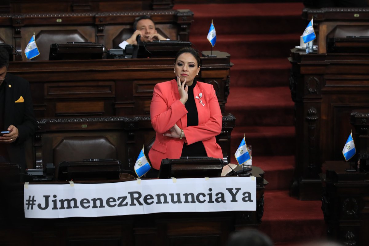 AztecaNoticiaGT's tweet image. Con una pancarta con la frase “#JimenezRenunciaYa” la diputada @Sandra_JovelP avanzó con las preguntas de la interpelación al Ministro de Gobernación @FJimenezmingob.

Vía: @MarcosCahuex___