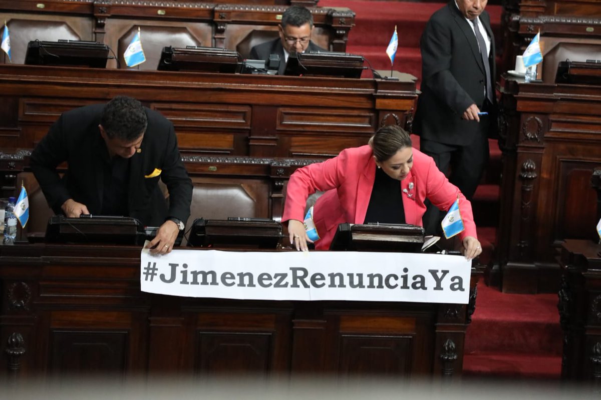 AztecaNoticiaGT's tweet image. Con una pancarta con la frase “#JimenezRenunciaYa” la diputada @Sandra_JovelP avanzó con las preguntas de la interpelación al Ministro de Gobernación @FJimenezmingob.

Vía: @MarcosCahuex___