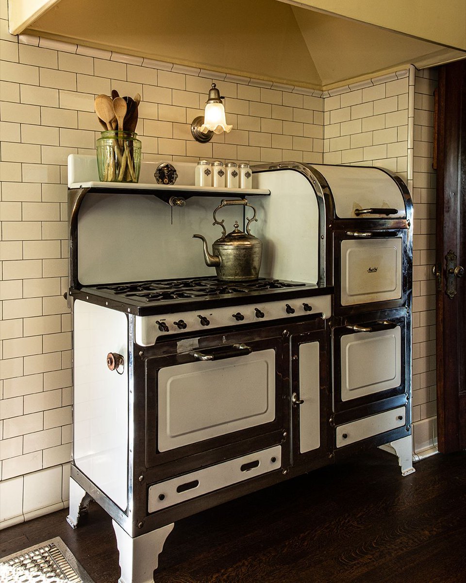Embrace timeless elegance with Subway Ceramic's authentic subway tiles, perfectly complementing the vintage charm of this classic kitchen. Our subway tile reflects the rich history and authenticity of traditional subway tile designs.