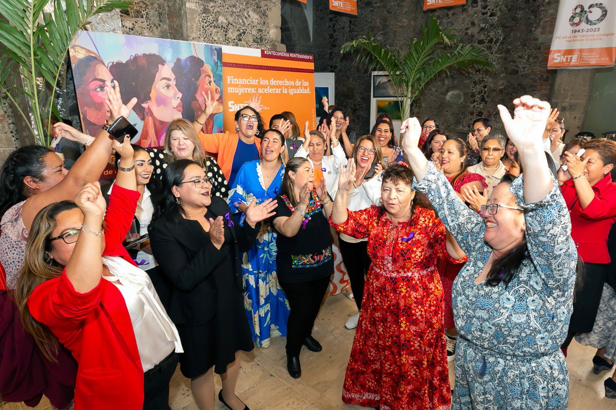 #UnoSomosTodos
#TodosSomosUno
En el #DíaInternacionalDeLaMujerIndígena, el Srio. Gral. del #SNTE, Mtro. Alfonso Cepeda Salas, reconoce la invaluable labor de las trabajadoras de la educación desde las  escuelas públicas en las comunidades originarias en México. ¡Gracias!