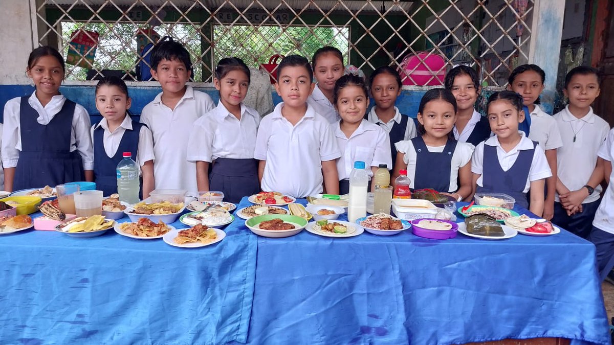 Estudiantes de Educación Primaria realizan Exposición gastronómica de platillos y bebidas típicas, en celebración al mes de la Patria en el cual también celebramos el Día Nacional del Maíz.