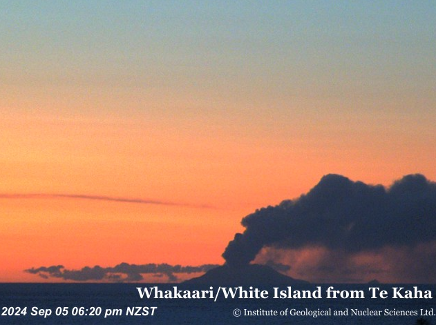 Gorgeous pic of Whakaari/White Island at sunset on Thursday evening via <a href="/geonet/">GeoNet</a> webcam