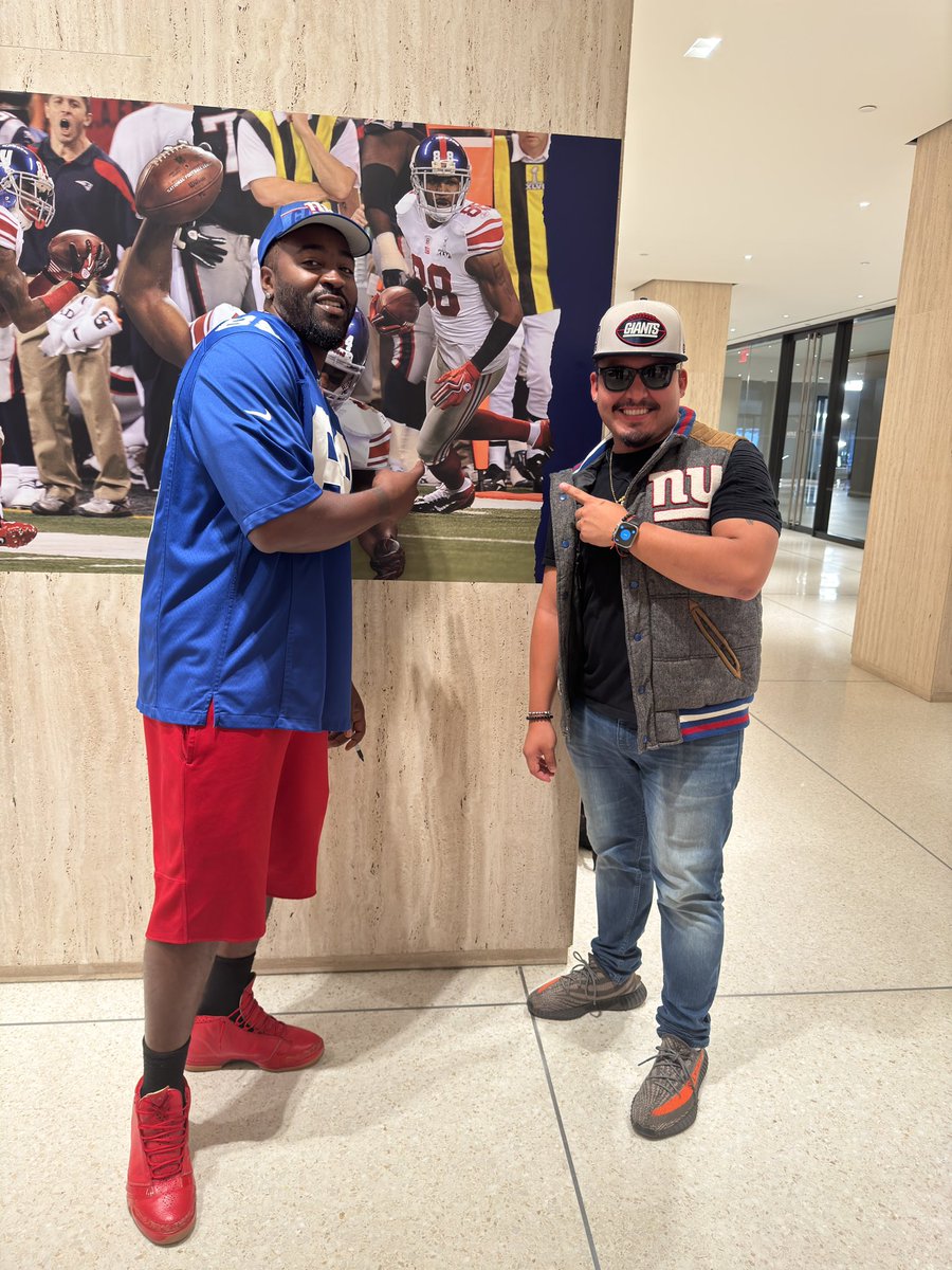 Super Bowl Champion, <a href="/hakeemnicks/">Hakeem Amir Nicks</a>!! Was awesome to meet you today champ. What a way to start the football season. GO BIG BLUE!! <a href="/Giants/">New York Giants</a> 

#NYG #NYC #BIGBLUE