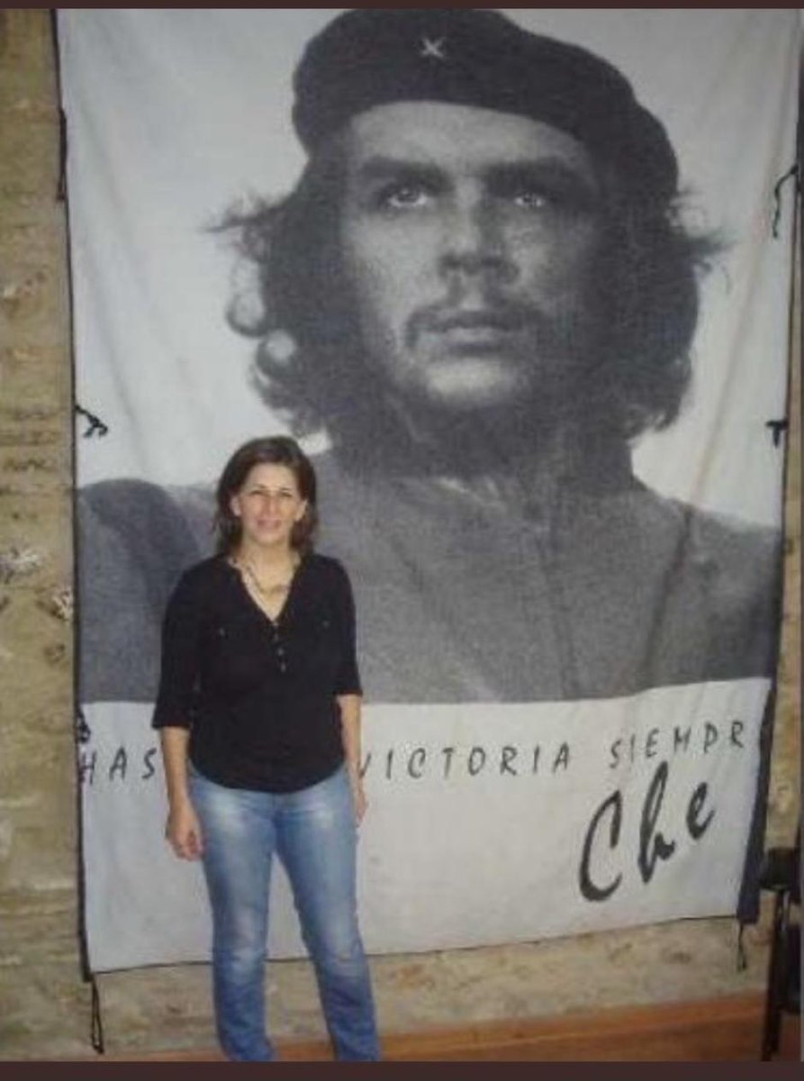 Parece que esta foto de la Yoli con el Che Guevara ha escocido a los progres. Habrá que compartirla, ¿No?.